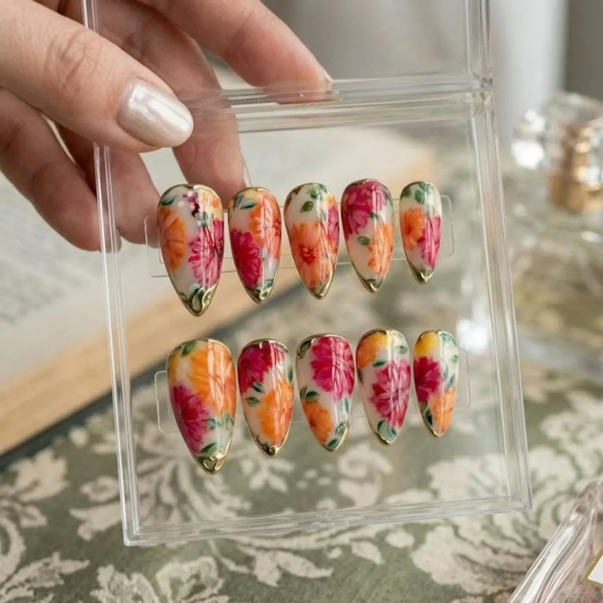 Vintage Floral Press On Nails: Gold Rim Lacquer Flower Summer Style Prep Set